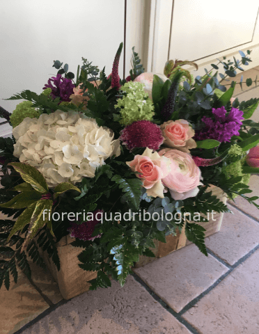 Cesto di fiori e frutta autunnale