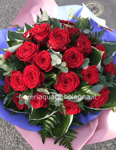 Bouquet di 5 rose rosse a stelo medio 60/70 cm