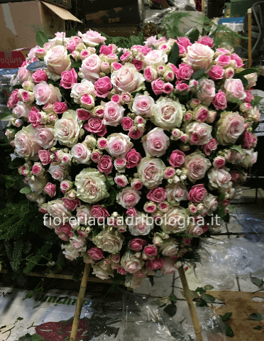 Cuore funebre di rose