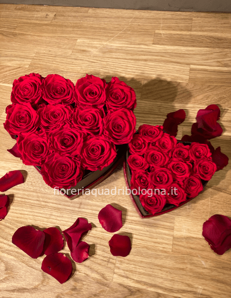 Composizione a cuore di rose stabilizzate