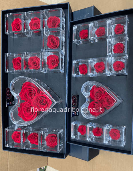 COMPOSIZIONE PICCOLA I LOVE YOU DI CUBETTI E CUORE CON ROSE STABILIZZATE 17X34 CM